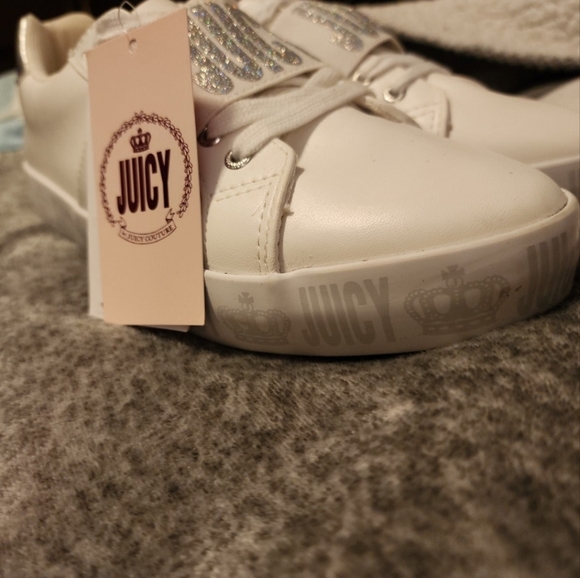 Shoe's - Picture 2 of 6